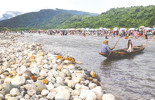 ২৫ আগস্টের মধ্যে পাথর ফেরত দেওয়ার আল্টিমেটাম  সিলেটের ডিসির