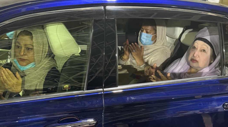 ৭ বছর পর জিয়াউর রহমানের সমাধিতে খালেদা জিয়া, দোয়া করলেন