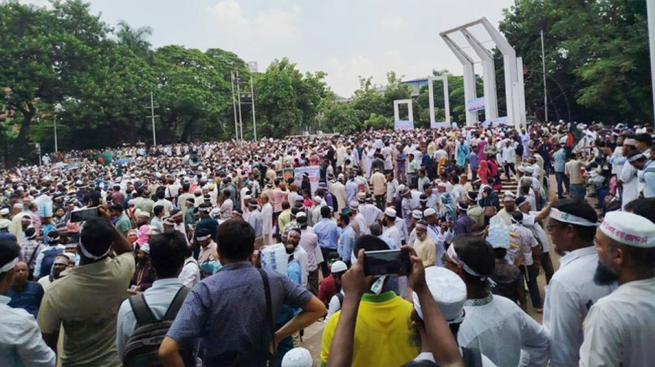 শিক্ষকদের রাত কাটছে শহীদ মিনারে, দাবি না মানলে ‘মার্চ টু যমুনা’