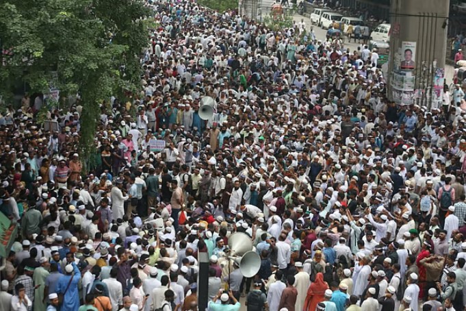 ঢাকার শিক্ষক সমাবেশে কাঁদুনে গ্যাস, সাউন্ড গ্রেনেড ও জলকামান