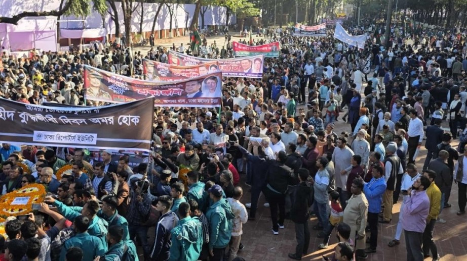 মিরপুরের বুদ্ধিজীবী স্মৃতিসৌধে মানুষের ঢল, ঘাতকদের বিচারের দাবি