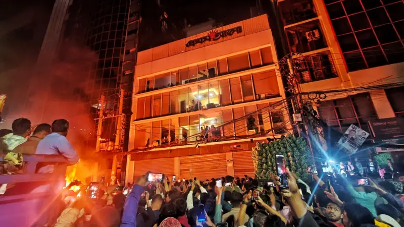 প্রথম আলো ও ডেইলি স্টার অফিসে আগুন