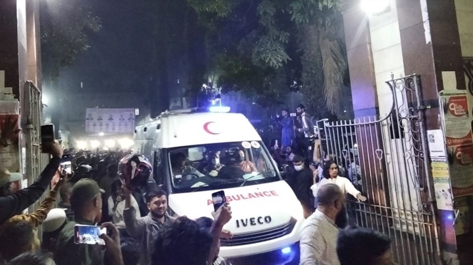 হাদির মাথা ফুঁড়ে গুলি বেরিয়ে গেছে, ঢাকা মেডিকেল থেকে এভারকেয়ারে স্থানান্তর