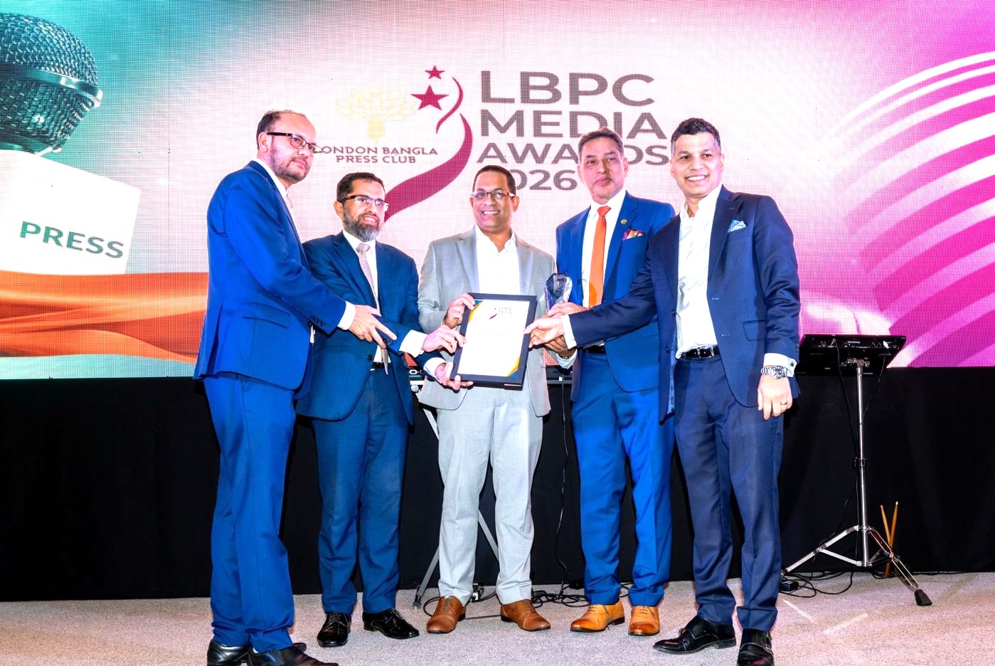 ‘বেস্ট অনলাইন নিউজ রিপোর্টার ইন লন্ডন’ অ্যাওয়ার্ড পেলেন আনোয়ারুল ইসলাম অভি