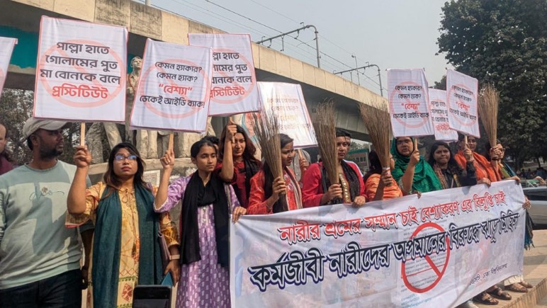 জামায়াত আমিরের ‘নারী বিদ্বেষী’ পোস্ট ঘিরে উত্তাপ, বিক্ষোভ ও ঝাড়ু মিছিল