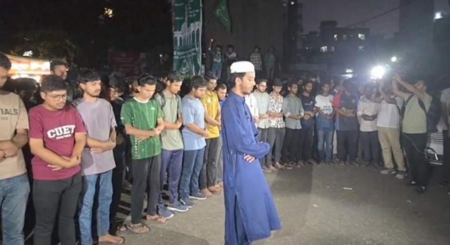 অন্তর্বর্তী সরকারের গায়েবানা জানাজা পড়লেন শিক্ষার্থীরা