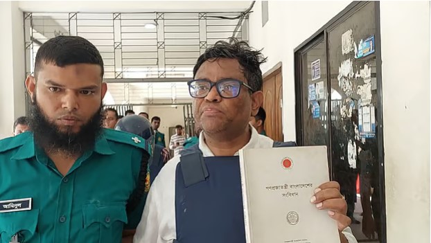 আমাদের মেরে ফেলা হবে, দেশ পাকিস্তানপন্থিদের হাতে চলে যাচ্ছে : অধ্যাপক কার্জন