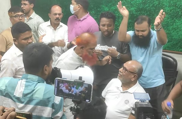 মব সৃষ্টি করে ৭১ মঞ্চের সভা পণ্ড : লতিফ সিদ্দিকী ও ঢা.বি শিক্ষককে পুলিশে সোপর্দ