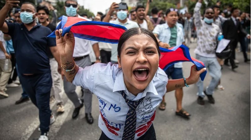 নেপালে প্রধানমন্ত্রীর পদত্যাগ, নেতাদের বাড়িতে আগুন