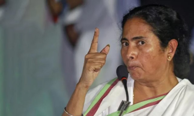 পশ্চিমবঙ্গ বিধানসভায় হট্টগোল, বিজেপি বিধায়ককে টেনে বের করা হলো