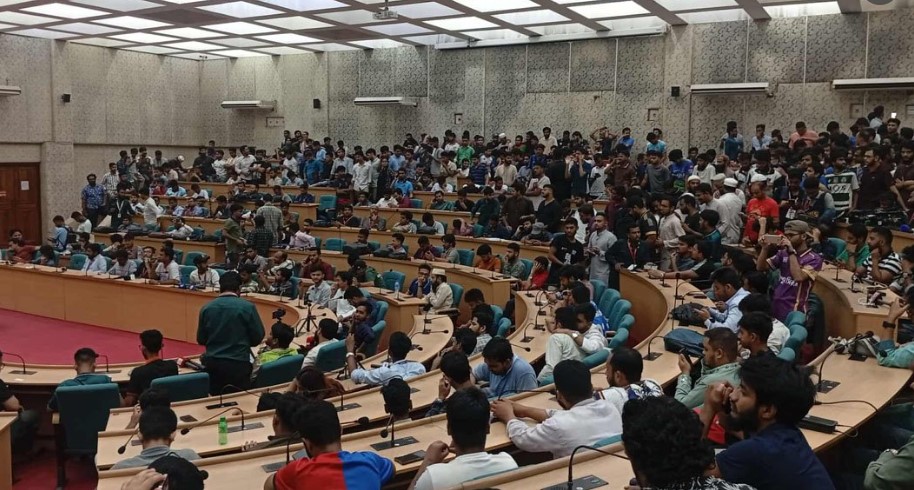 ডাকসু নির্বাচন: শান্ত পরিস্থিতি ঘোলাটে হয়ে ওঠার নেপথ্যে