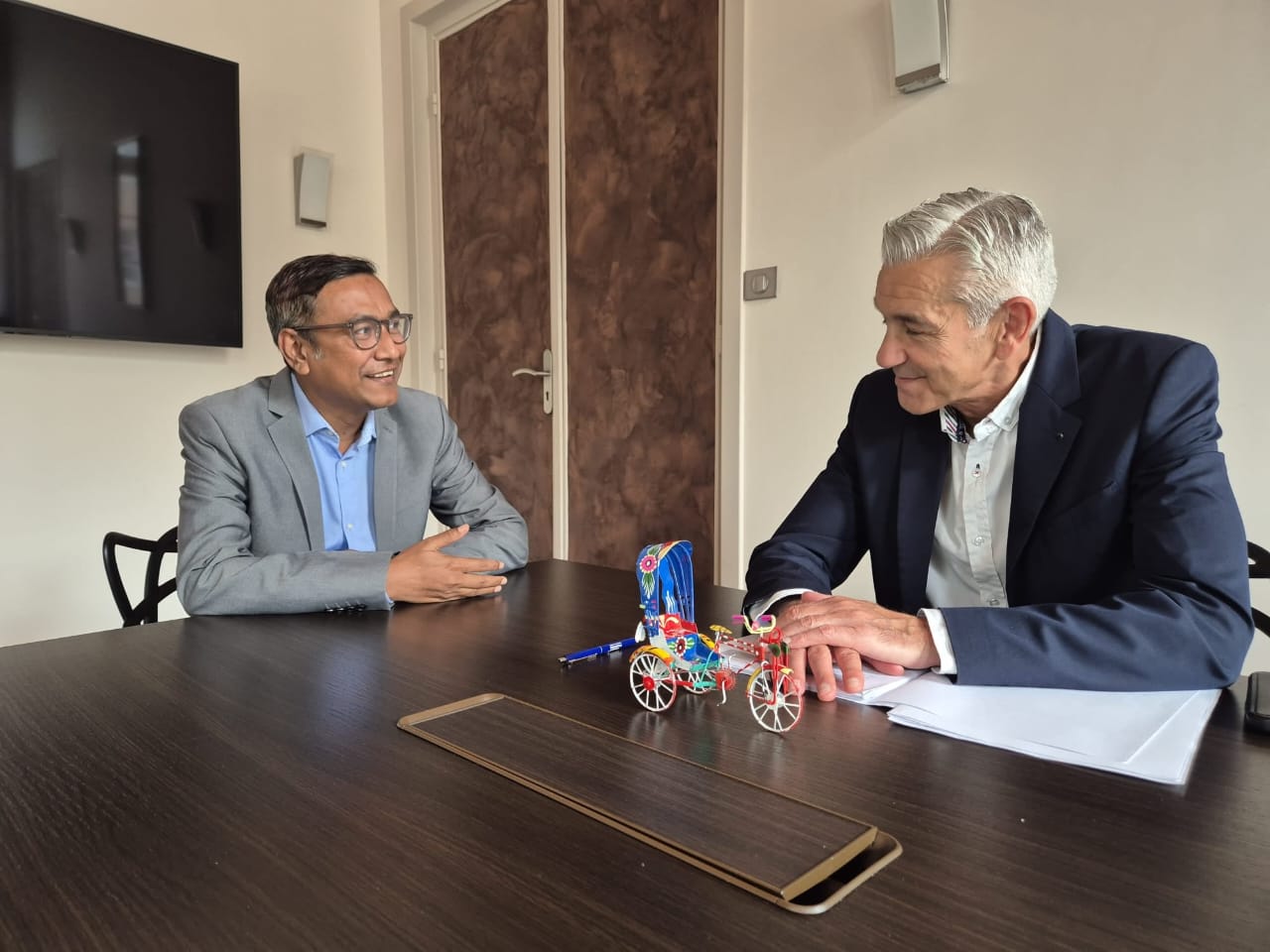 ফ্রান্সে মেয়র ডেভিড মার্টির সাথে শাহাবুদ্দিন শুভ’র সৌজন্য সাক্ষাৎ : ঐতিহ্যবাহী রিক্সা উপহার