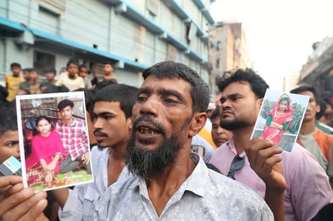 নিচতলায় আগুন, ছাদের গেটে তালা—ফাঁদে পড়ে ১৬ জনের মৃত্যু, স্বজনদের খোঁজে উদ্বেগাকুল মানুষ