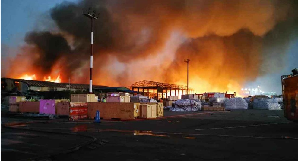 শাহজালালের আগুন অনেকটা নিয়ন্ত্রণে, ফ্লাইট যাচ্ছে চট্টগ্রাম ও কলকাতায়