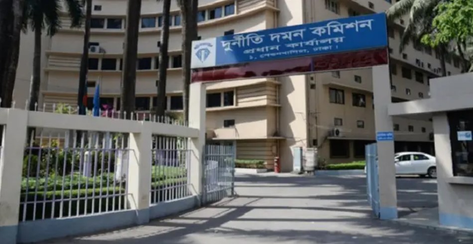 মোটরসাইকেলে এসে দুদক কার্যালয়ের সামনে ককটেল বিস্ফোরণ