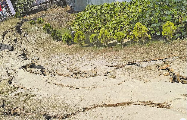 নরসিংদীজুড়ে ভূমিকম্পের ক্ষতচিহ্ন, ৭-৮ ইঞ্চি ফাঁক হয়ে গেছে মাটি