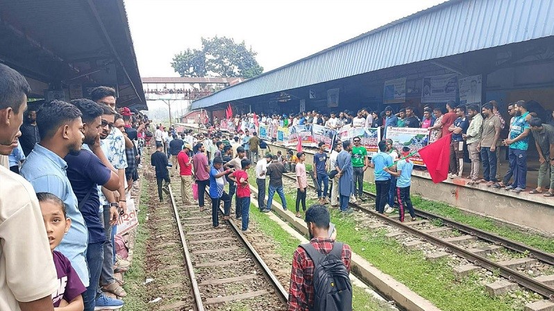 ৮ দফা দাবিতে সিলেটে রেলপথ অবরোধ-বিক্ষোভ
