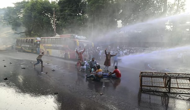 পুলিশের পিটুনিতে আহত ১২৫ শিক্ষক ঢাকা মেডিকেলে