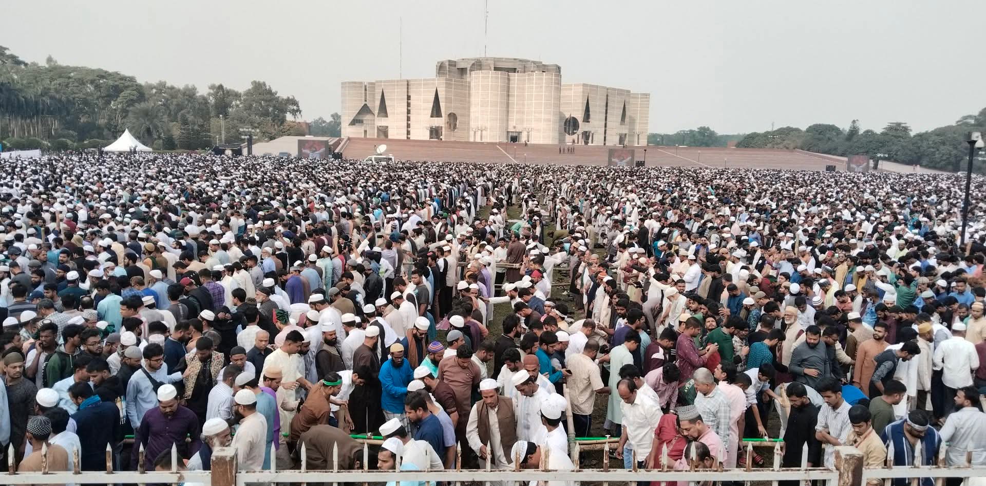 জানাজায় মানুষের ঢল, ওসমান হাদিকে শেষ বিদায়