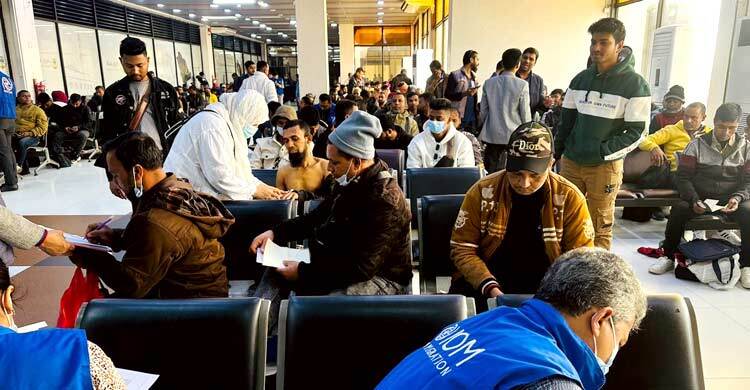 লিবিয়া থেকে ৩১০ বাংলাদেশি দেশে ফিরলেন