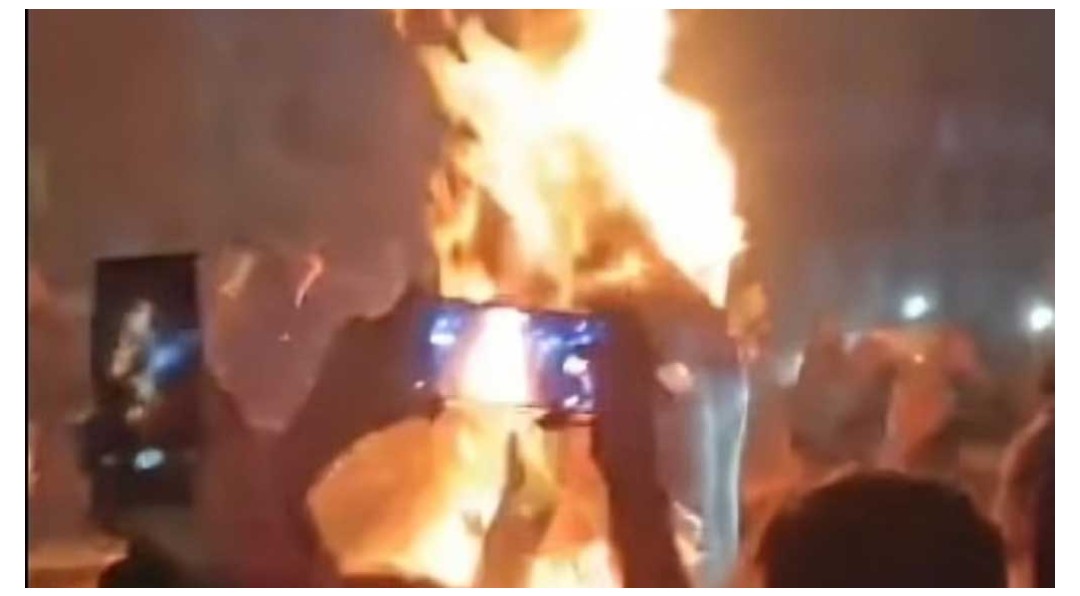 ধর্ম নিয়ে ‘কটূক্তির’ অভিযোগে ময়মনসিংহে যুবককে পিটিয়ে হত্যা, লাশ গাছে ঝুলিয়ে আগুন