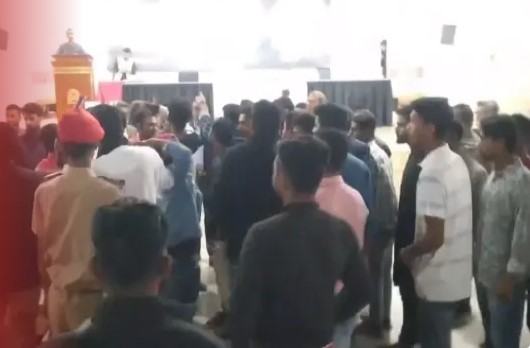 গোলাম আজম ও নিজামীকে দেশপ্রেমিক বলায় পাবনায় প্রতিবাদ