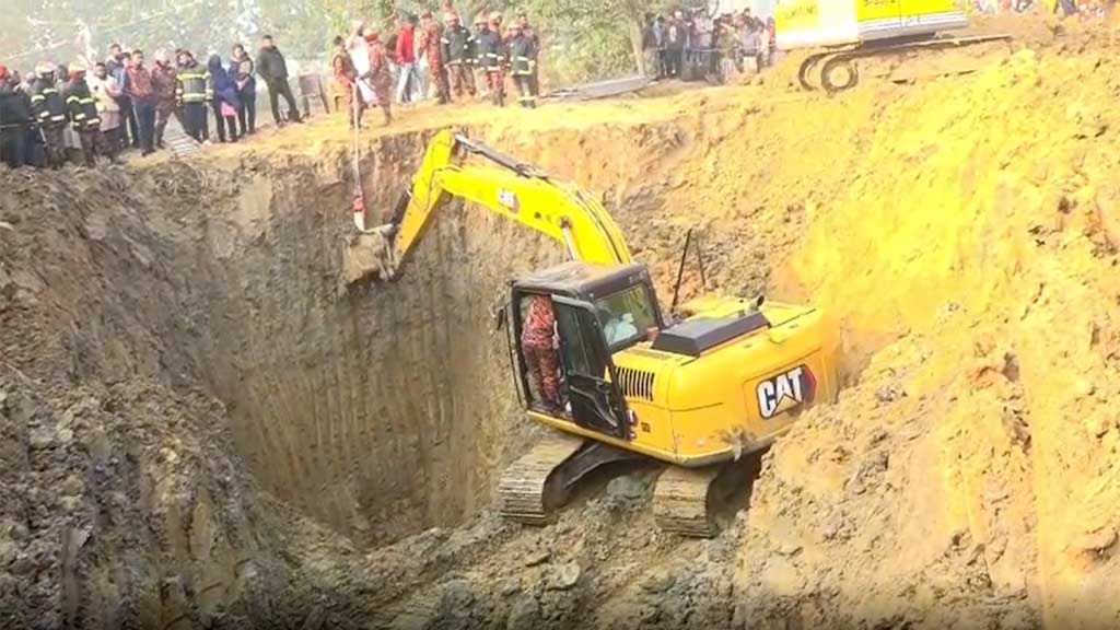 ৩২ ঘণ্টা পর ৬০ ফুট নিচ থেকে শিশু সাজিদকে উদ্ধার