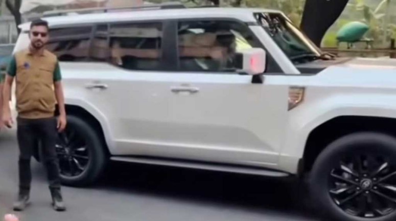 তারেক রহমানের চলন্ত গাড়িতে লাগানো খামে কী লেখা, কেনো লাগানো হলো