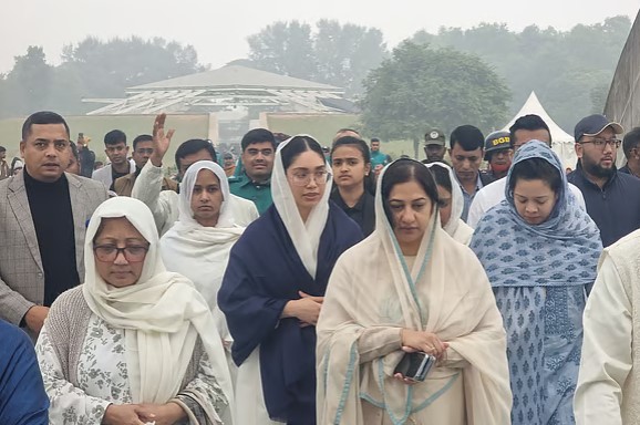 খালেদা জিয়ার কবরে মানুষের ঢল, জিয়ারত করলেন জাইমা ও পরিবারের সদস্যরা